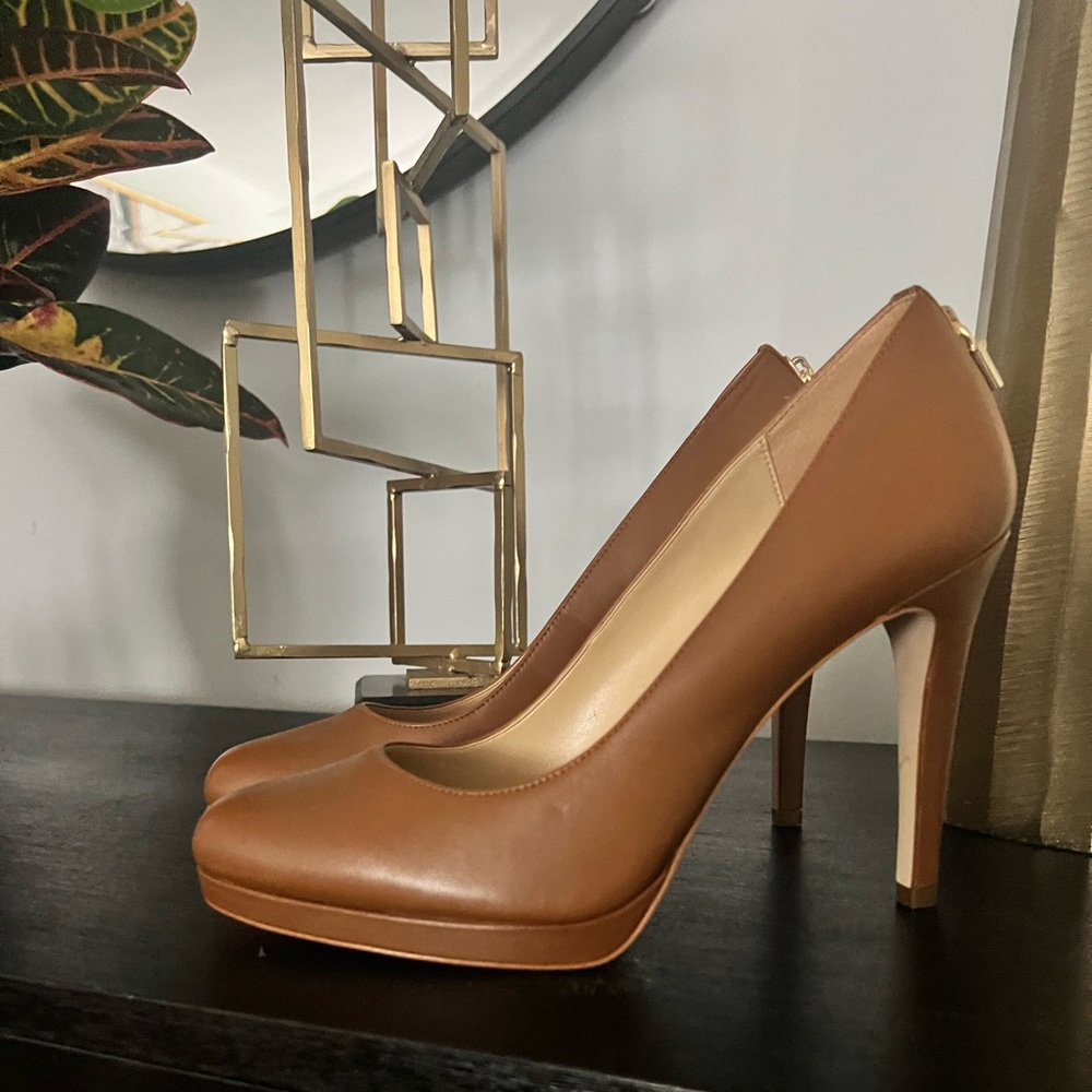 Michael Kors size 9,  Pumps in Luggage (cognac) color. Great condition